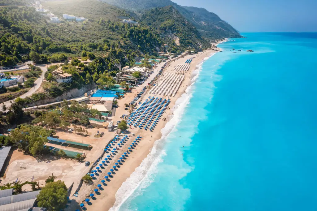 Kathisma Beach Lefkadán napernyőkkel és strandolókkal